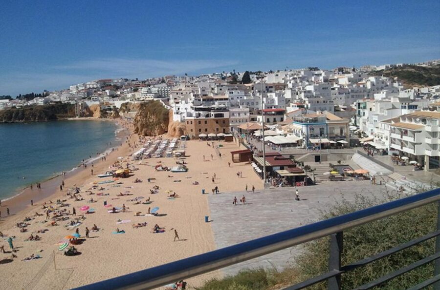 Albufeira: Beaches, Old Town, and Salgados Lagoon Jeep Tour - Praia do Castelo: sheltered by towering cliffs