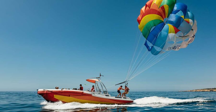 Albufeira: Parasailing Boat Trip - Meeting on time at Momentos Dinâmicos, then getting your bearings