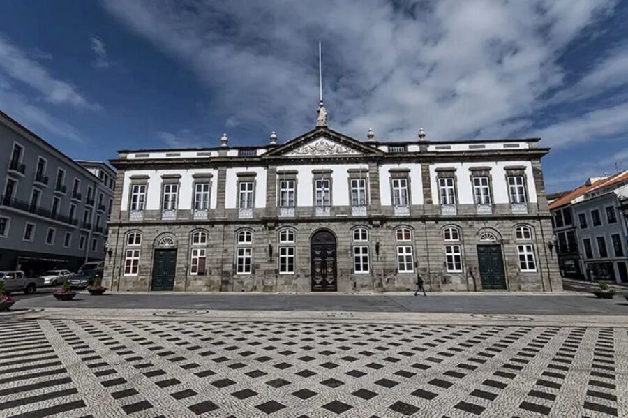 Angra do Heroísmo: Walking Tour with Local Pastry and Coffee - Finding the start point at Jardim José Agostinho kiosque