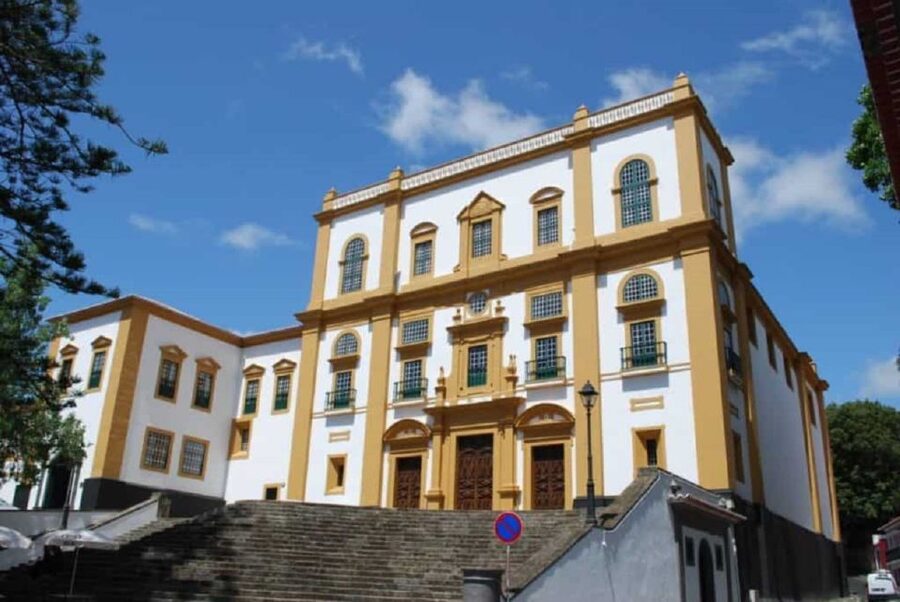 Angra do Heroísmo: Walking Tour with Local Pastry and Coffee - Inside Capitães Generais Palace: from Jesuit college to art rooms
