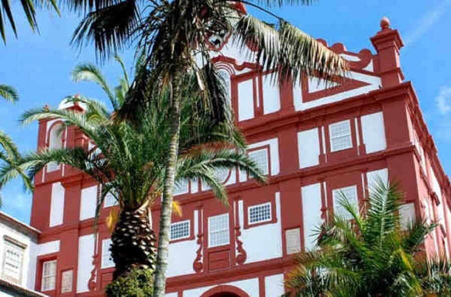 Angra do Heroísmo: Walking Tour with Local Pastry and Coffee - The coffee and Dona Amélia reset