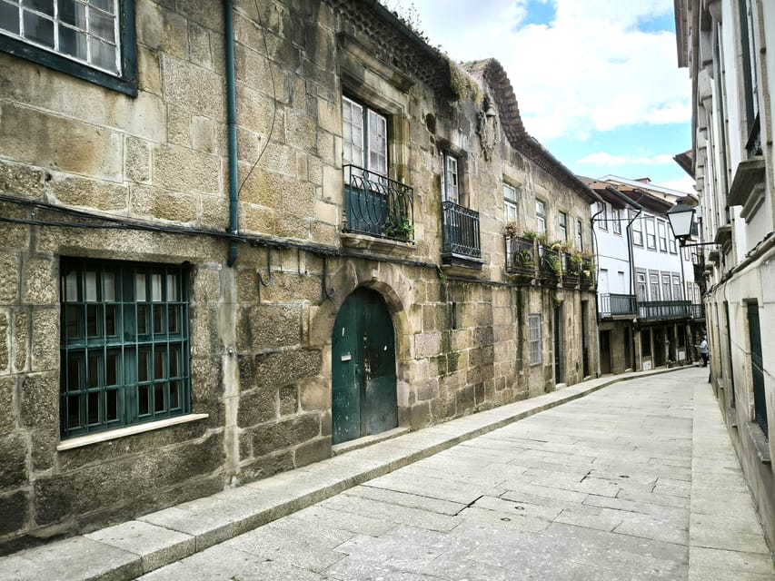 Braga & Guimarães Tour: Small Historical Group Tour - Guimarães UNESCO Core: Castle-Area Views and Medieval Streets