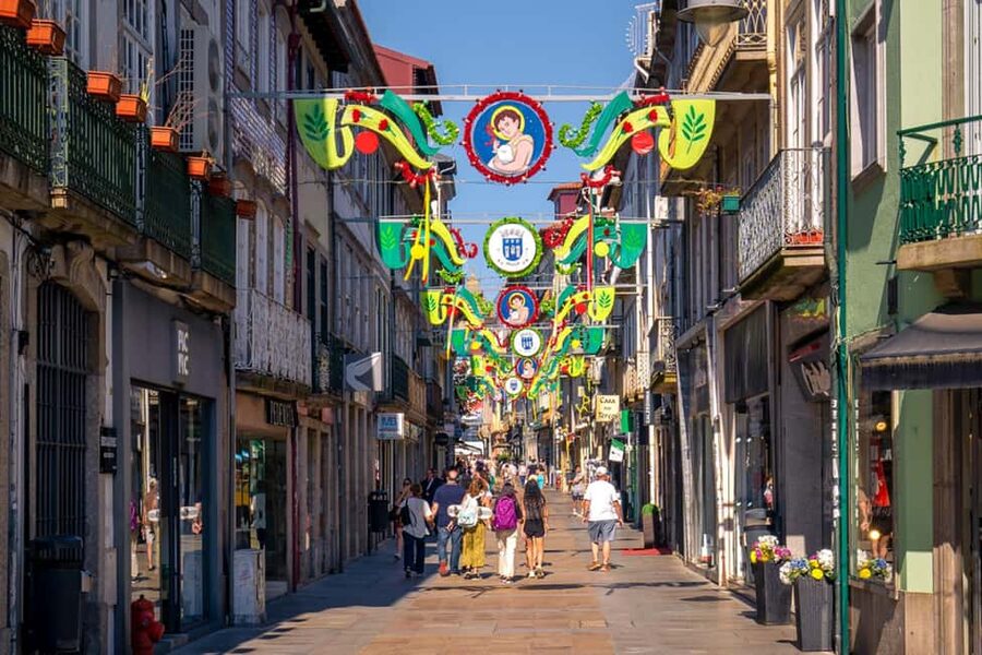 Braga: Private & Flexible Walking Tour in Historic Center - Avenida da Liberdade and Praça da República: a wider Portugal moment