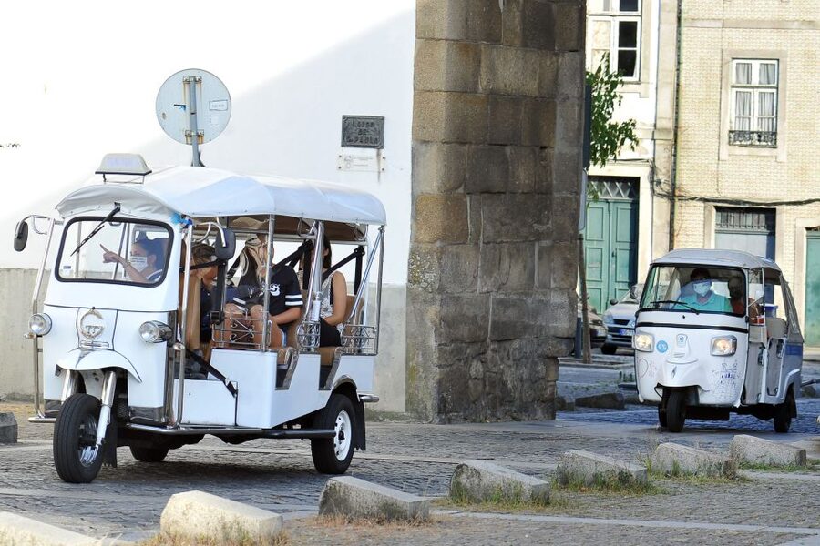 Braga: Tuk Tuk City Tour - City center landmarks: churches, civic buildings, and everyday Braga
