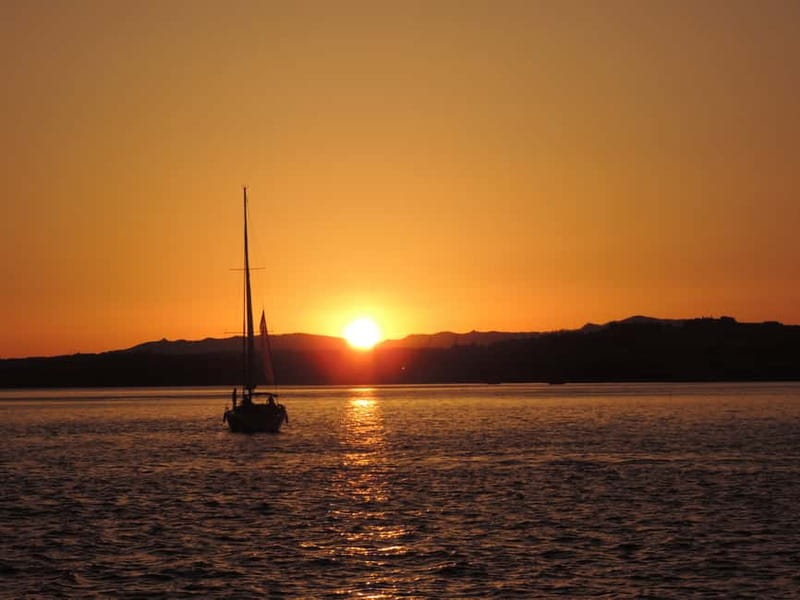Cascais: Sunset Boat Trip with Welcome Drinks - Meeting at Marina de Cascais: Where the Evening Starts