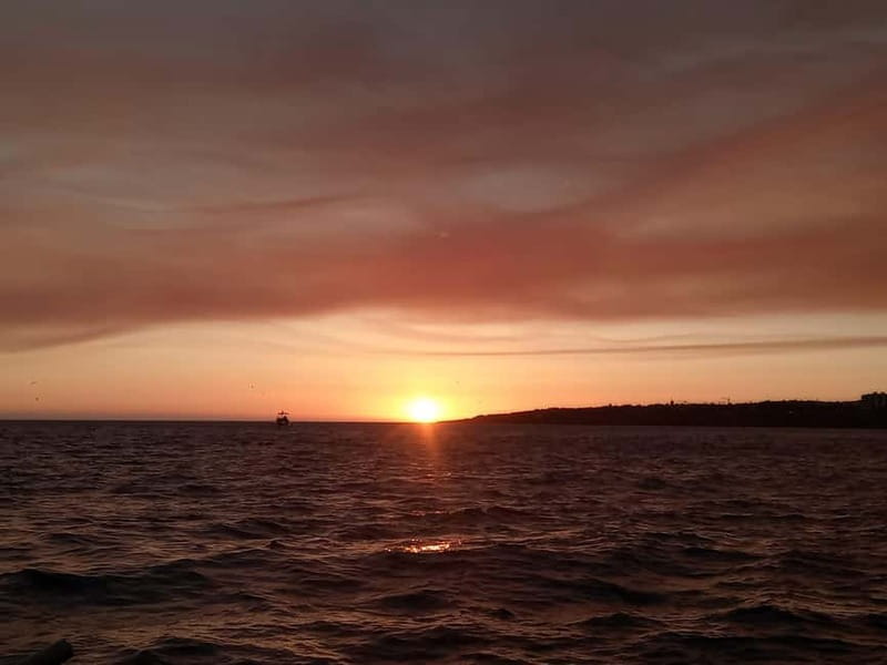 Cascais: Sunset Boat Trip with Welcome Drinks - Tamariz Beach Photo Stop: Quick, Pretty, Useful