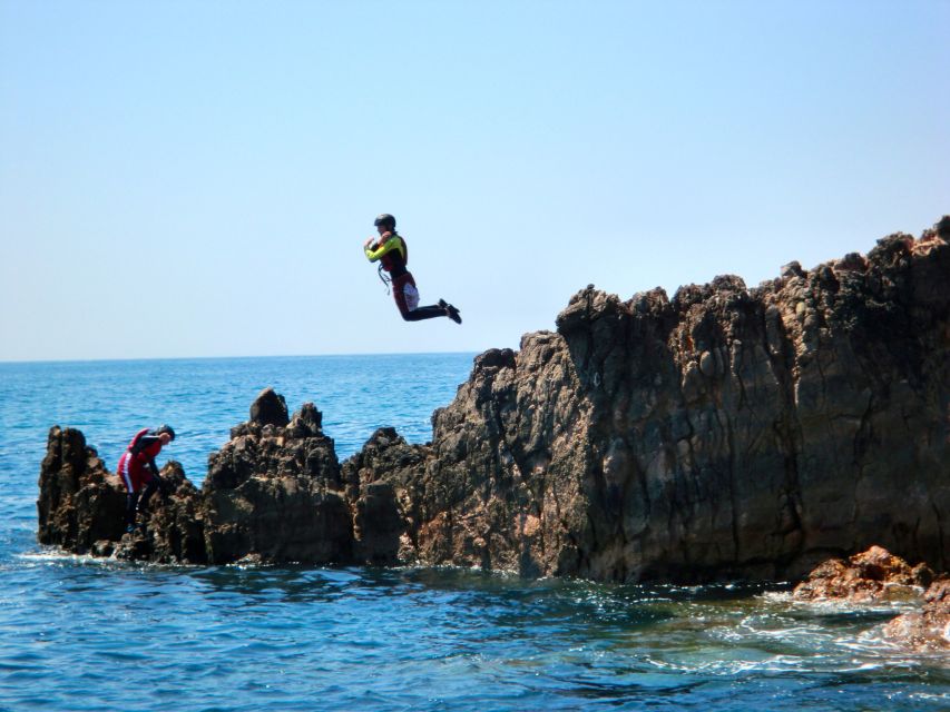 Coasteering Algarve: Cliff Jump, Swim & Climb in Sagres - Safety briefing, then action: the coastline route you will actually do