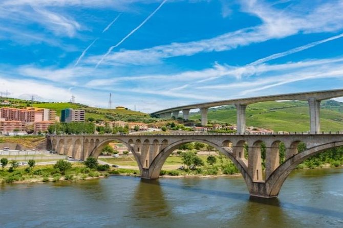 Douro Valley Cruise Porto to Pinhão: Breakfast, Lunch and Tasting - Where the day starts in Porto, and why the pier details matter