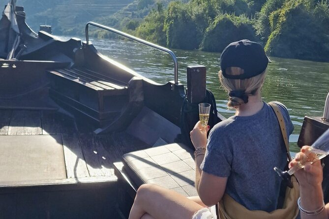 Douro Valley-Expert Guide-Boat-Lunch-Tastings-Offer wine bottle - Pinhão lunch: where the flavors and the timing actually work