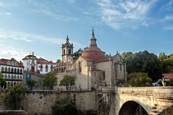 Douro Valley: Historical Sites, Wine Experience, Lunch & Cruise - Entering The Douro, Starting in Porto, Ending on the Water