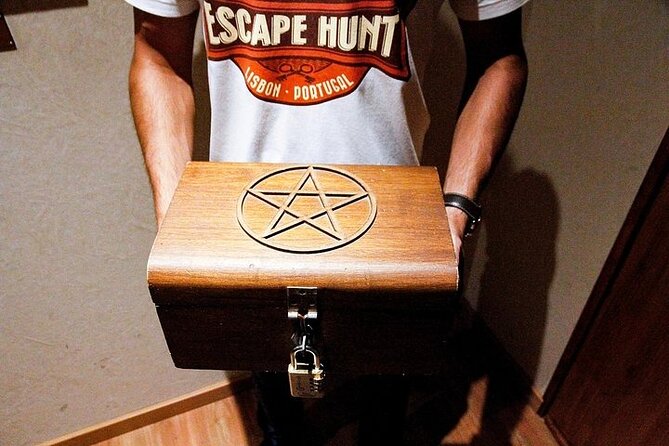 Escape Hunt Experience - Inside the themed room: clues, riddles, and why costumes help