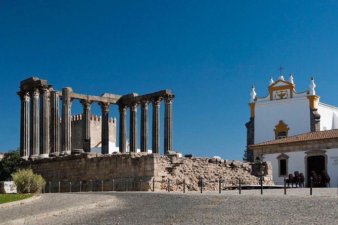 Évora and Monsaraz with Regional Wine Tasting from Lisbon - Roman Temple Remains, the Cathedral, and Giraldo Square in Real Time