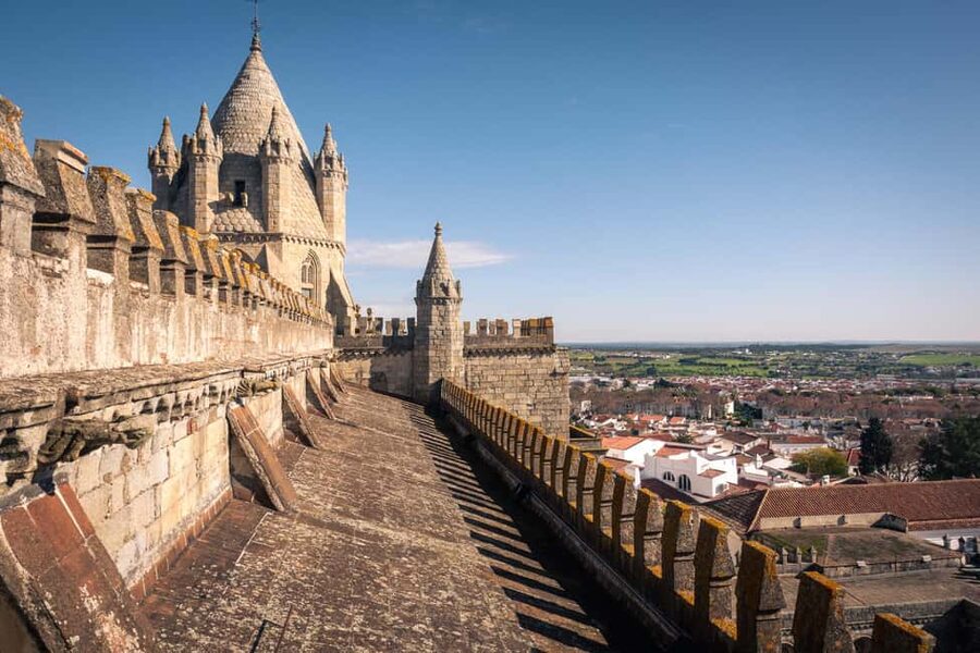 Évora: Private & Flexible Walking Tour in Historic Center - Getting your bearings at Porta Velha da Lagoa