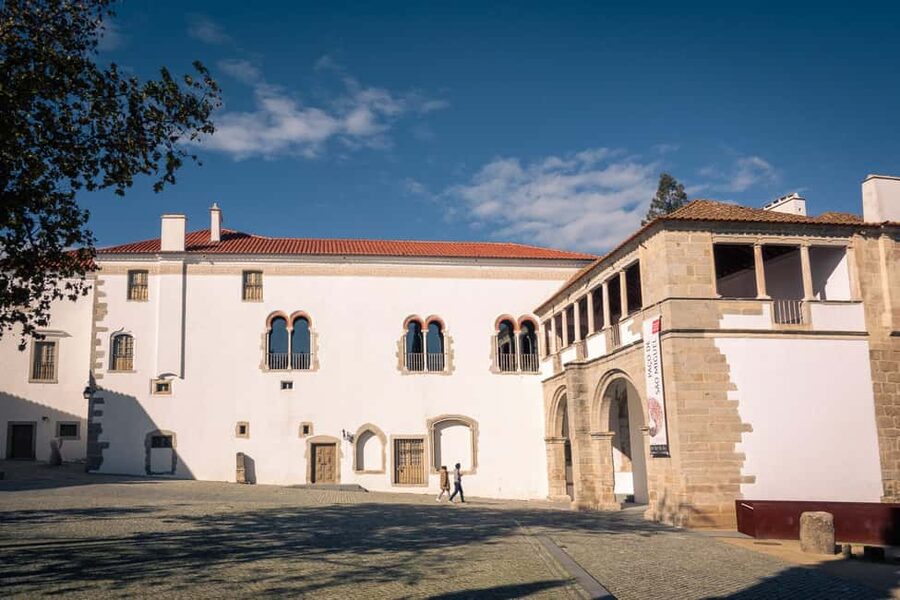 Évora: Private & Flexible Walking Tour in Historic Center - Praça de Sertório: a hidden Roman clue inside the town hall