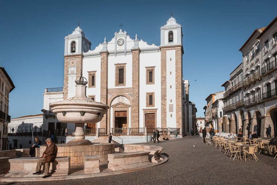Évora: Private & Flexible Walking Tour in Historic Center - The cathedral area: big medieval scale with terrace views
