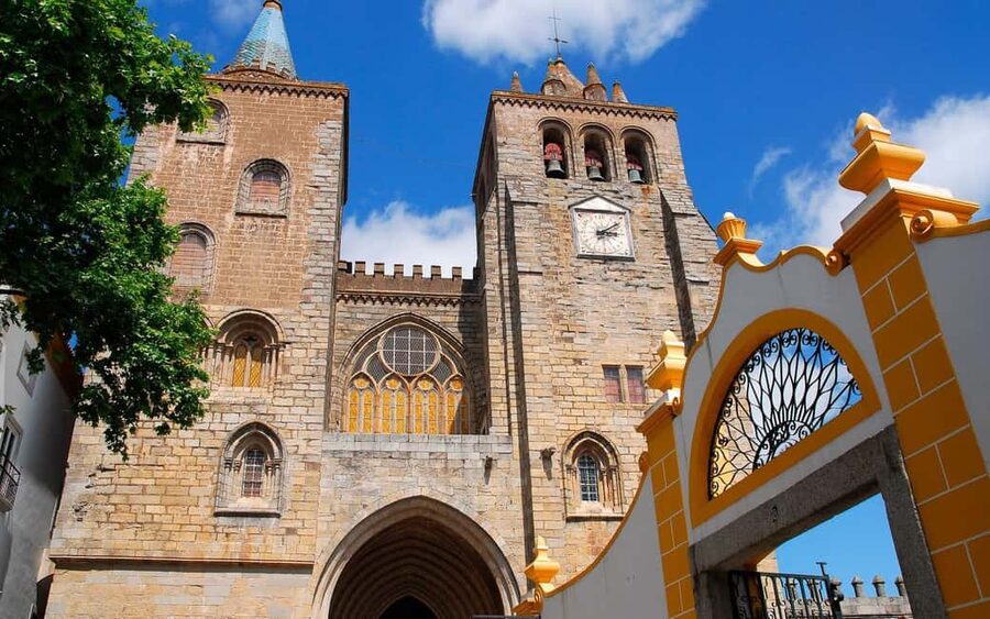 Évora: Private walking tour with tickets to main monuments - How skip-the-ticket-line saves more than time