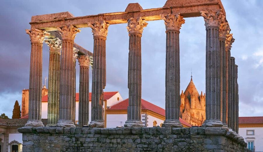 Évora: Small group walking tour with Chapel of Bones - Royal Palace stop: why a short orientation helps you see more