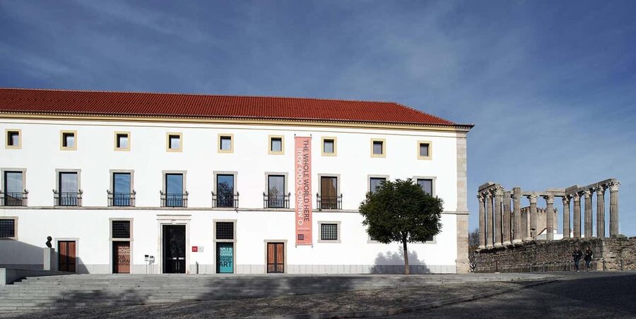 Évora: Small group walking tour with Chapel of Bones - Chapel of Bones: what you will see, what to expect emotionally, and how to make the most of 30 minutes