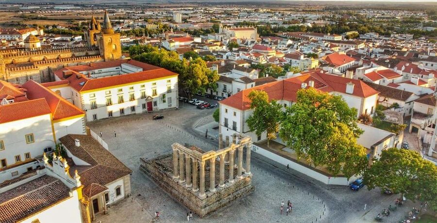 Évora: Small group walking tour with Chapel of Bones - Walking through the Évora District before your tour finish