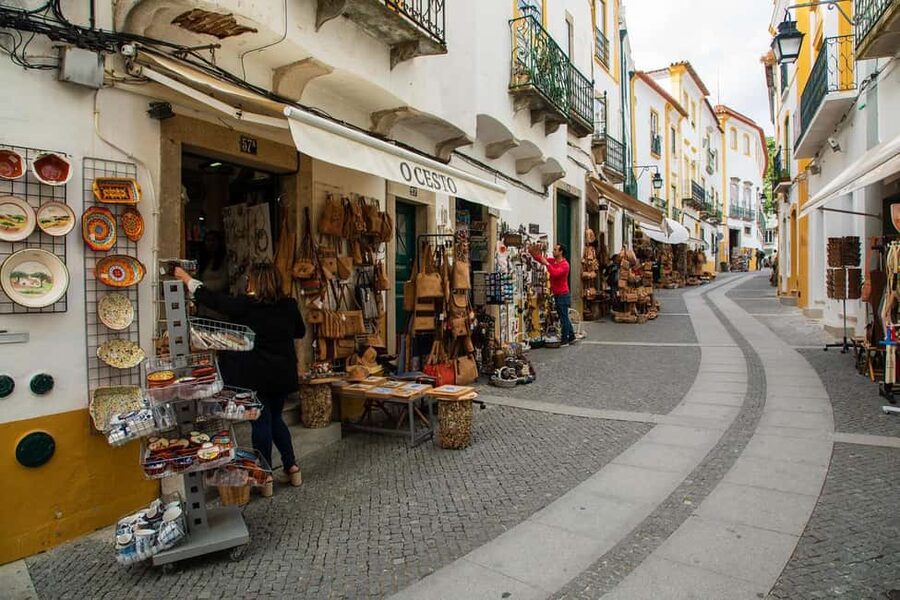 Évora: Small group walking tour with Chapel of Bones - Ending at Chafariz da Praça do Giraldo: a smart place to stop