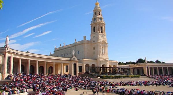 From Lisbon: Fátima, Batalha, Nazaré and Óbidos Day Tour - The long road from Lisbon to Santarém District highlights
