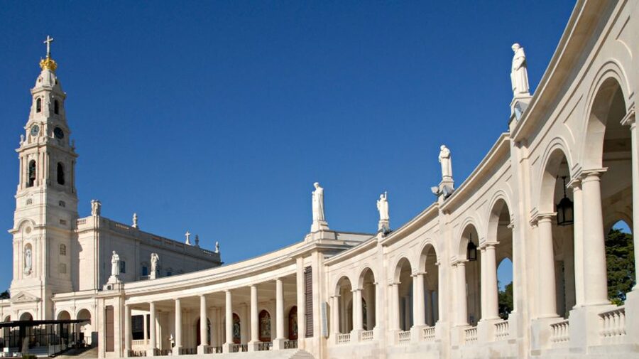 From Lisbon: Fátima, Batalha, Nazaré & Óbidos Full-Day Tour - Batalha Monastery: UNESCO late Gothic with a battle behind it