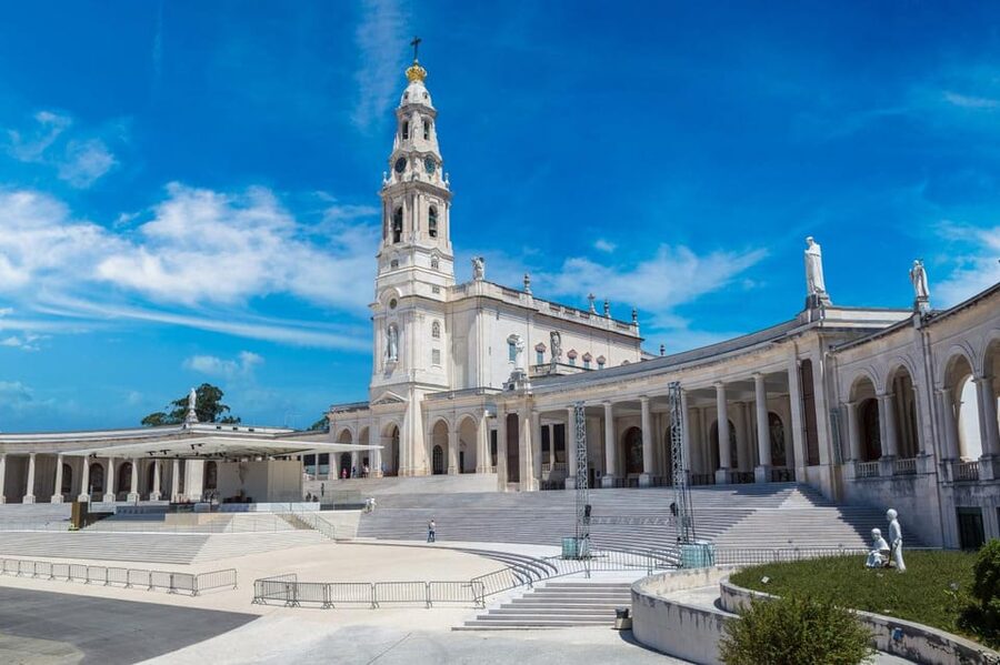 From Lisbon: Fatima, Batalha, Nazare, Obidos - Small Group - Why the guide makes or breaks the day