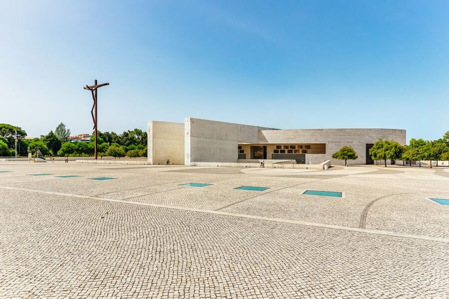 From Lisbon: Fatima Batalha Nazaré & Óbidos Small-Group Tour - Lunch Strategy: What You Need to Know Before You Go
