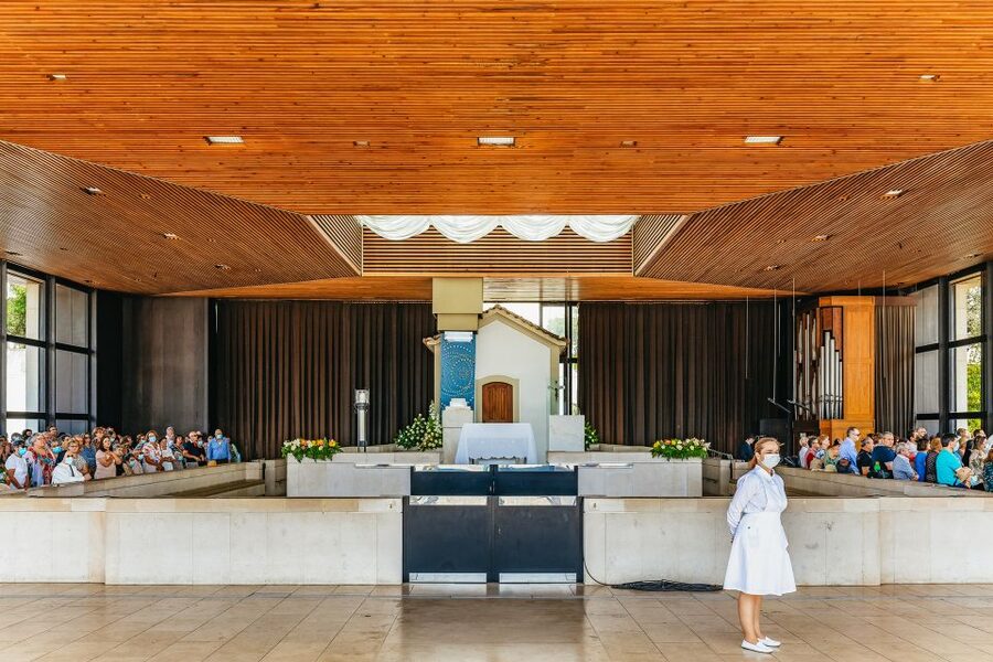 From Lisbon: Fatima Batalha Nazaré & Óbidos Small-Group Tour - Fátima Sanctuary: How 1.5 Hours Feels in the Real World