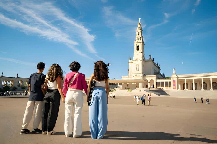 From Lisbon: Fatima, Nazaré, and Obidos Small Group Tour - Meeting point and the van experience from Lisbon