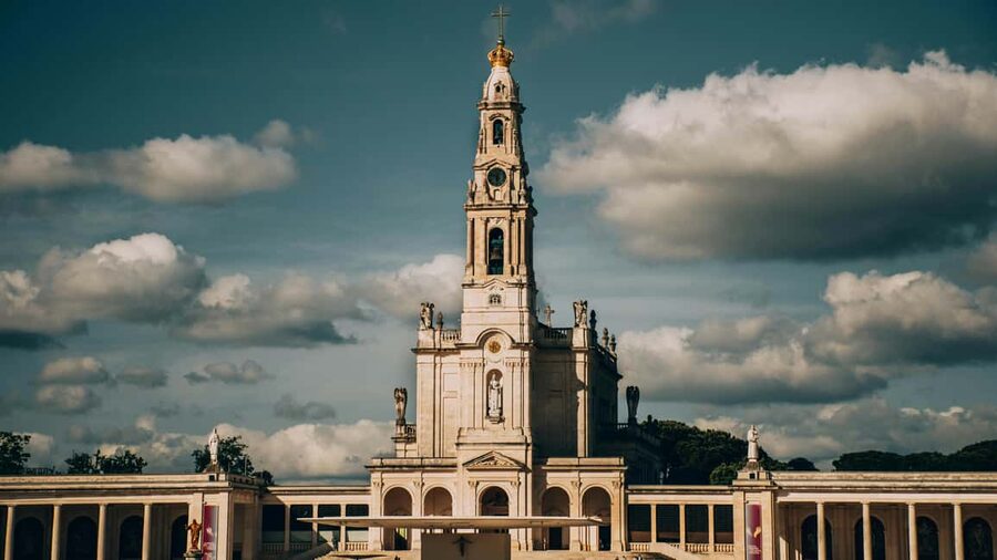 From Lisbon: Fatima, Nazaré, and Óbidos tour with an Italian guide - Getting picked up in Lisbon and settling into the ride
