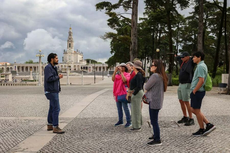 From Lisbon: Fátima, Óbidos, and Nazaré Small Group Day Tour - Ride comfort in the air-conditioned van, and why it matters