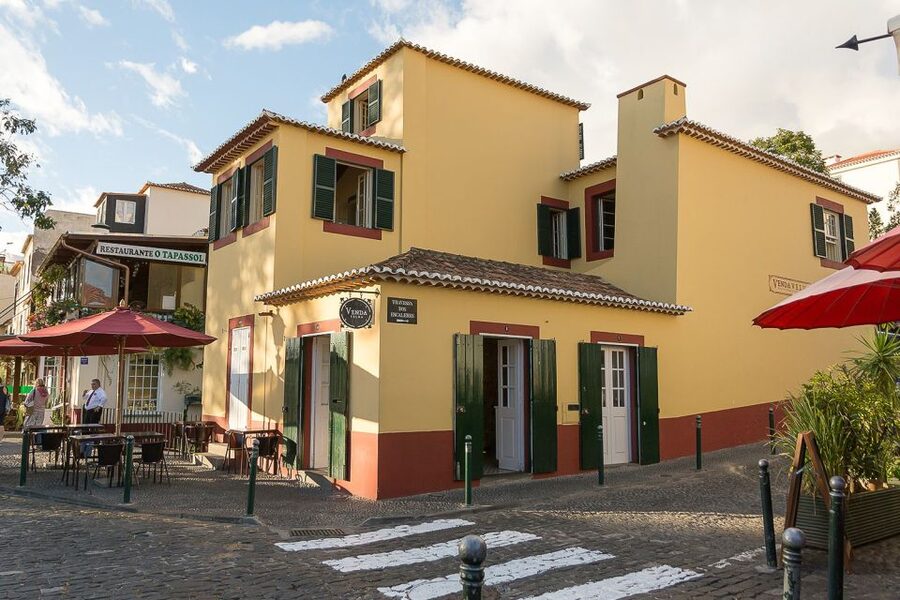 Funchal: Old Town Walking Tour - Starting at Colégio dos Jesuítas do Funchal, with easy orientation from the start