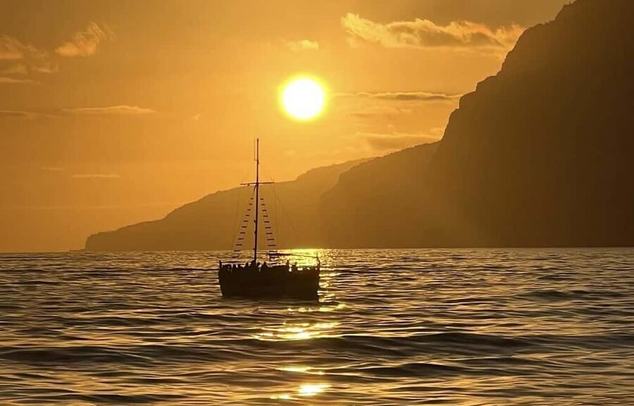 Funchal: Sunset Tour on Traditional Madeiran Boat w/ Drinks - Drinks, Music, and the Sunset Color Show