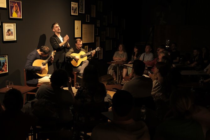Ideal Clube de Fado - What Happens When You Arrive at the Club