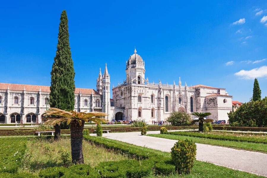 Lisbon: 1-or 2-Day Hop-On Hop-Off Bus Tour - Getting oriented in Lisbon from the Restauradores starting point