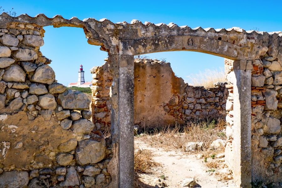 Lisbon: Arrábida Natural Park and Sesimbra Day Trip - Sesimbra: fishing village mood, Moorish castle walks, and lunch choices