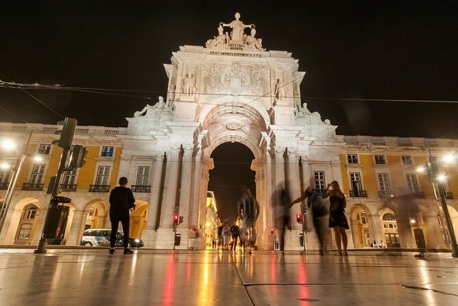 Lisbon: Authentic Fado Show, Dinner and Night Tour - Dinner in a typical Fado restaurant: what the meal is like