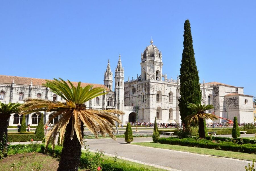 Lisbon: Boat Tour Ticket and Hop-on Hop-off 48-Hour Bus. - Modern Lisbon bus route: Oceanário, Museu do Azulejo, and the Parque das Nações feel