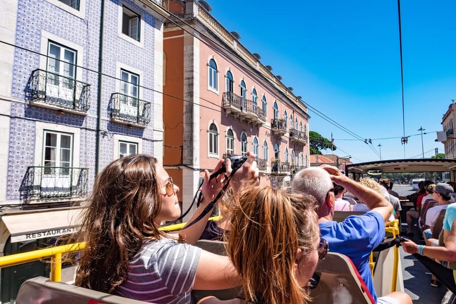 Lisbon: City Sightseeing Hop-On Hop-Off Bus Tour - How long the buses run, and why waiting time is part of the plan