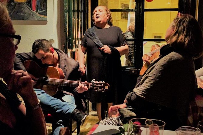 Lisbon Fado Experience: Walking Tour, Dinner and Live Music Show - How the show works in the middle of dinner