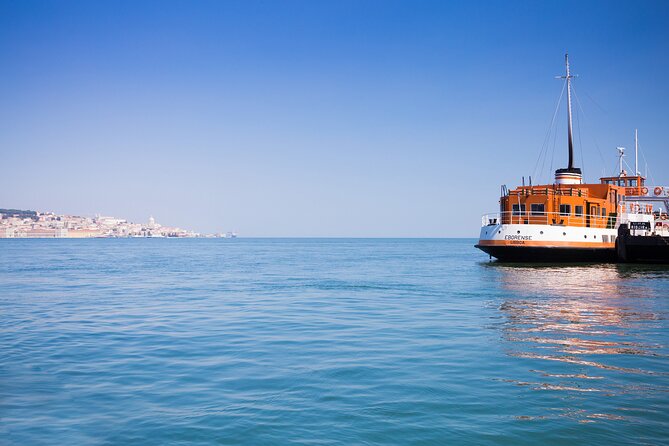 Lisbon Hidden Gems Walk: Traditions, Lunch and Ferry ride - Lunch in Cacilhas: seafood rice, green wine, and a real place to eat