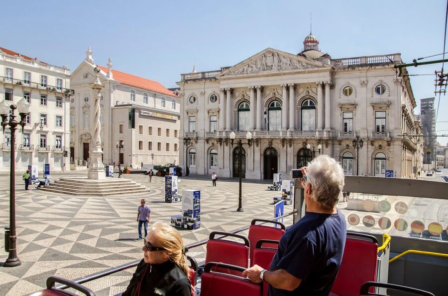Lisbon: Hop-On Hop-Off Bus Tour - Orient Line and Parque das Nações: modern Lisbon, Oceanarium, and shopping breaks