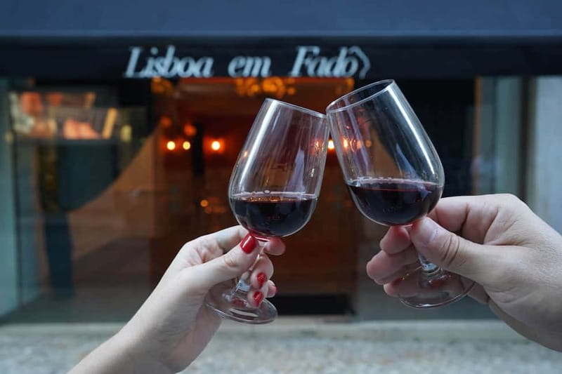 Lisbon: Live Fado Show with Port Wine at Lisboa em Fado - Following along in English and Portuguese, without getting lost