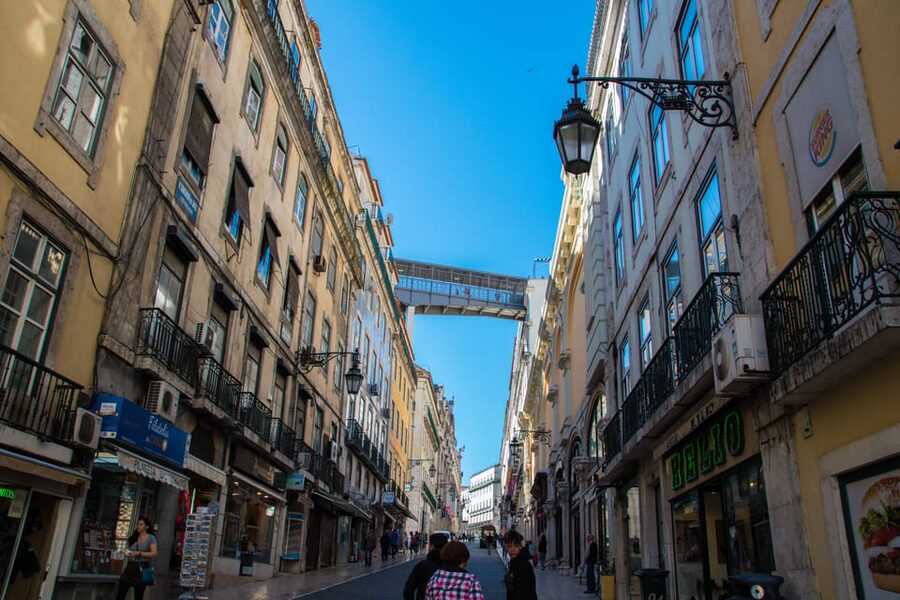 Lisbon's historic old town in a tuk-tuk in German - Key things I would not miss