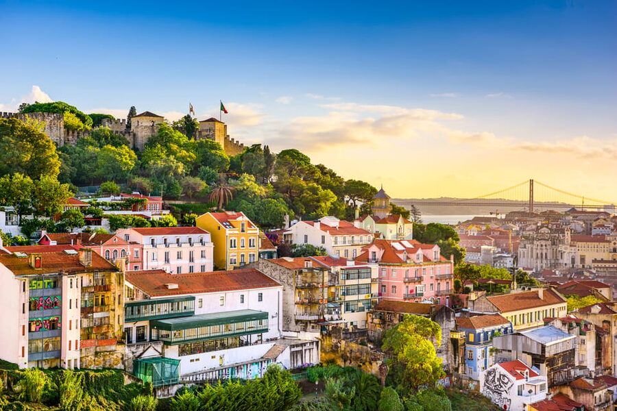 Lisbon's historic old town in a tuk-tuk in German - Who should book this tuk-tuk old-town tour, and who should skip it