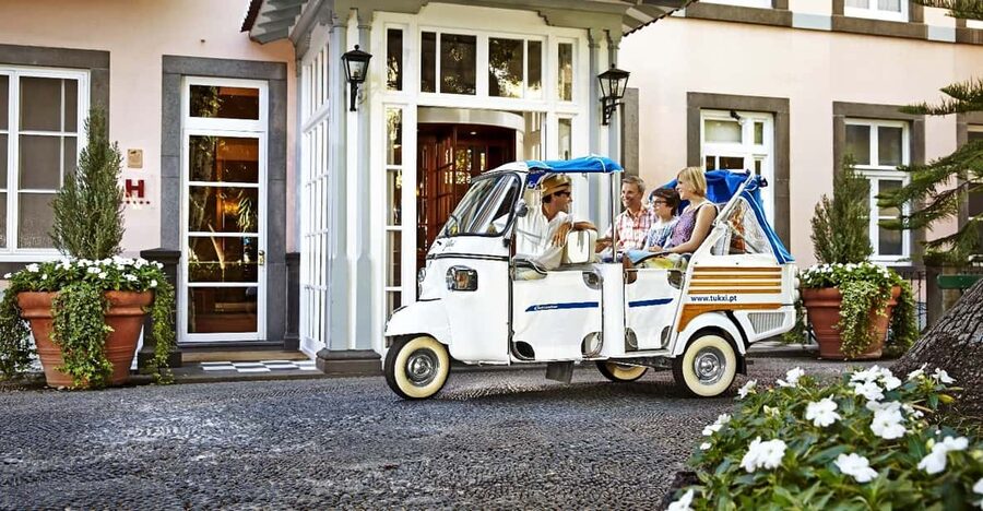 Lisbon's historic old town in a tuk-tuk in German - Alfama hour: the long stop that lets you actually see the neighborhood
