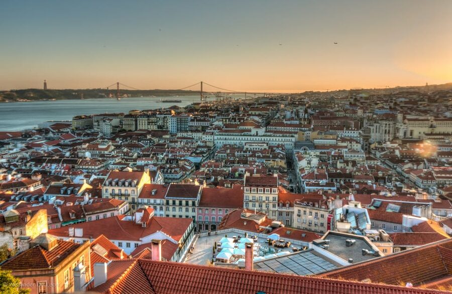 Lisbon's historic old town in a tuk-tuk in German - Santa Luzia and Portas do Sol: viewpoints where the photos make sense