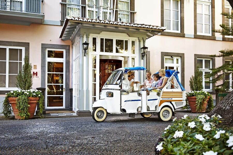 Lisbon's historic old town in a tuk-tuk in German - Miradouro da Senhora do Monte: the climb finish that feels like a payoff
