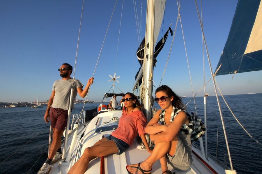 Lisbon: Sailing Tour with Wine and Snacks - Meeting at Docca de Alcântara, Gate 1, and why timing matters